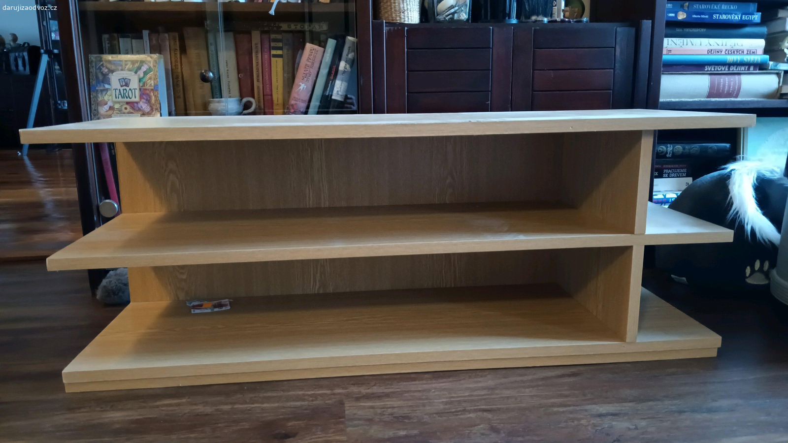 police. Velmi pevná police třeba pod tv, dekor dřevo.