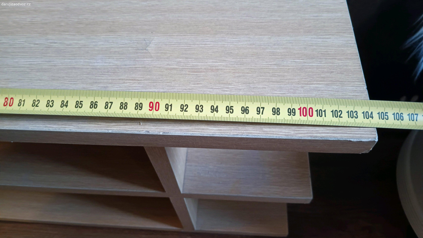 police. Velmi pevná police třeba pod tv, dekor dřevo.