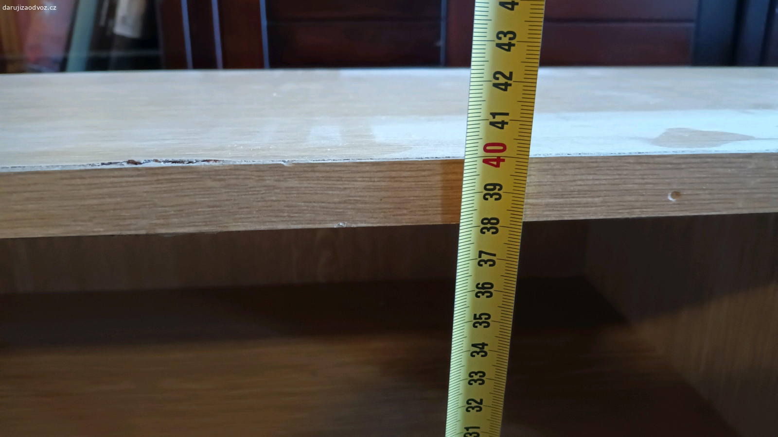 police. Velmi pevná police třeba pod tv, dekor dřevo.