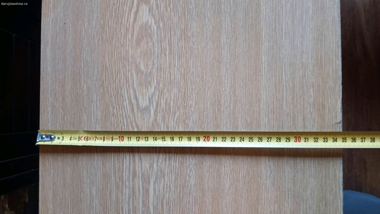 police. Velmi pevná police třeba pod tv, dekor dřevo.