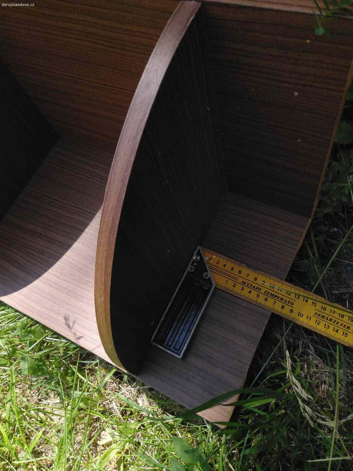 polička do rohu/na pověšení. Daruji za odvoz starší poličku do rohu nebo na pověšení 30x30x74cm - prostor mezi dílci 29cm. Buď může stát na malém soklu nebo na má dvě očka na pověšení horizontálně. Předání ideálně dnes 19.6. do 22.h nebo zítra dopoledne. Předání na sídlišti Krč. Prosím pište rovnou Vaše možnosti ohledně předání. Děkuji