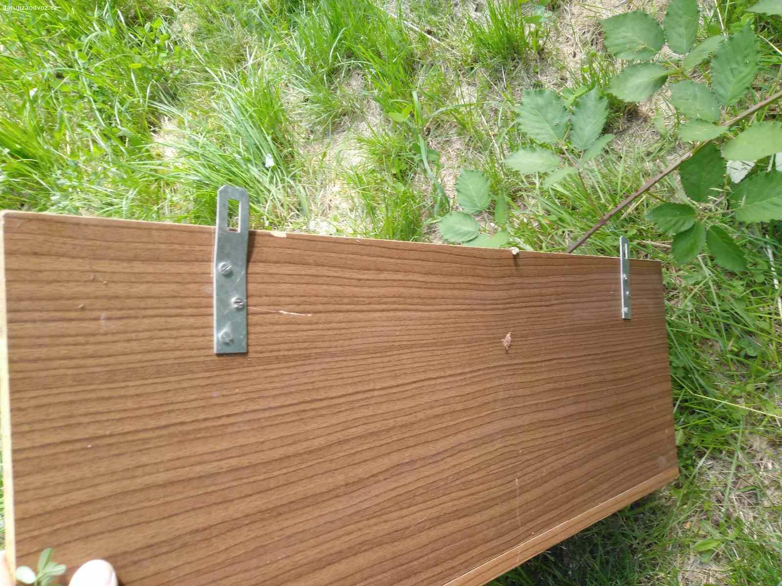 polička do rohu/na pověšení. Daruji za odvoz starší poličku do rohu nebo na pověšení 30x30x74cm - prostor mezi dílci 29cm. Buď může stát na malém soklu nebo na má dvě očka na pověšení horizontálně. Předání ideálně dnes 19.6. do 22.h nebo zítra dopoledne. Předání na sídlišti Krč. Prosím pište rovnou Vaše možnosti ohledně předání. Děkuji