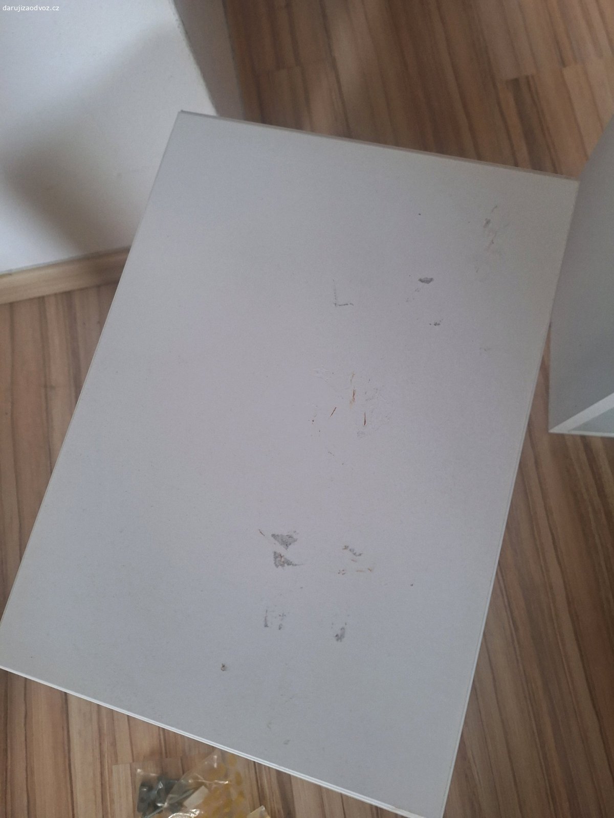 policka ikea bila 2x. drobne poskozeni na horni strane. prosim sms.