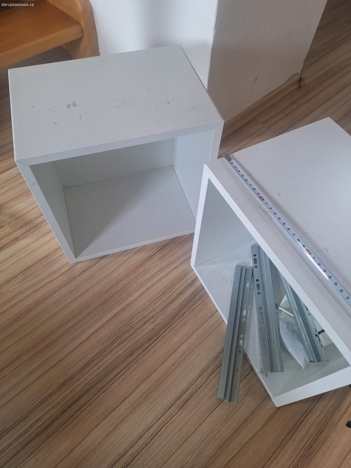 policka ikea bila 2x. drobne poskozeni na horni strane. prosim sms.