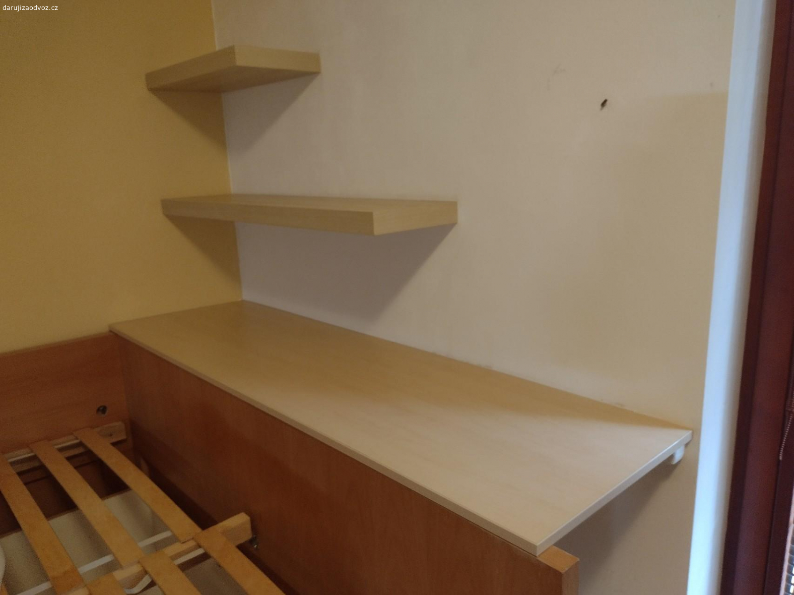 Polička. Na fotce uprostřed. Polička z IKEA, která se dává na kovový rám, který je přimontována ke zdi. Používaná, ale nenašla jsem na ni vady. Rozměry viz fotografie.
Předání ve středu dopoledne nebo ve čtvrtek odpoledne v ulici Jeremenkova.