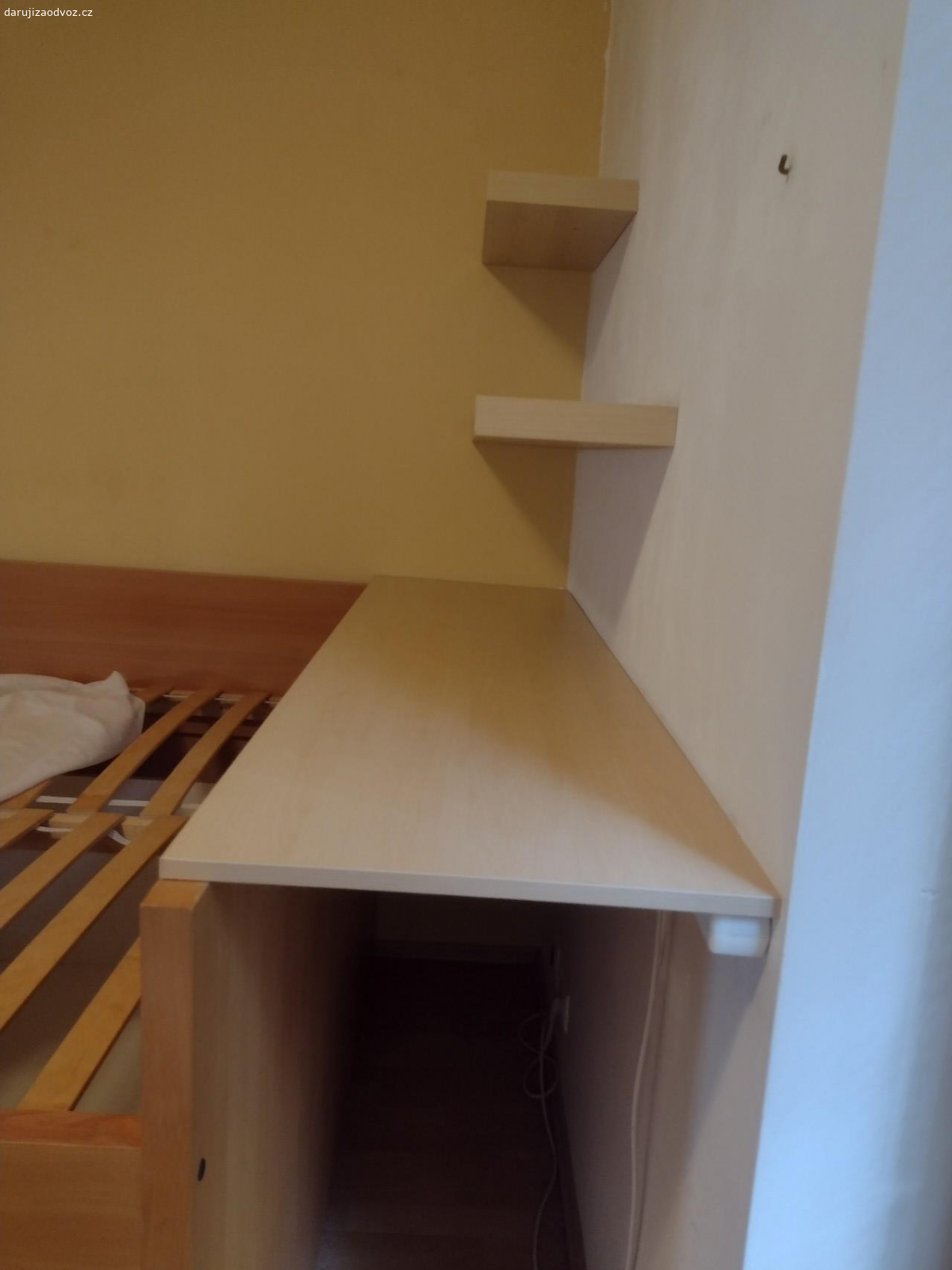 Polička. Na fotce uprostřed. Polička z IKEA, která se dává na kovový rám, který je přimontována ke zdi. Používaná, ale nenašla jsem na ni vady. Rozměry viz fotografie.
Předání ve středu dopoledne nebo ve čtvrtek odpoledne v ulici Jeremenkova.