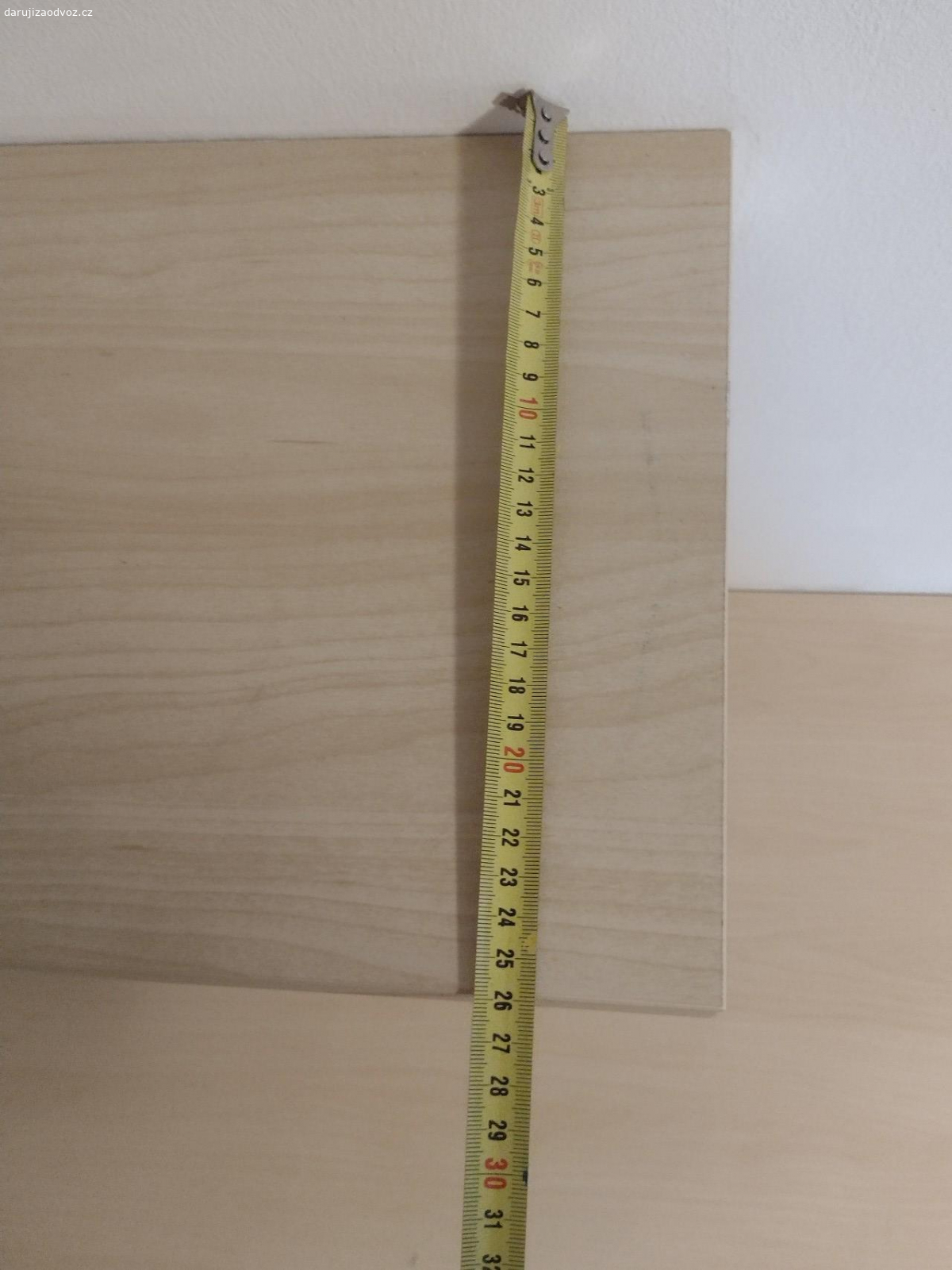 Polička. Na fotce uprostřed. Polička z IKEA, která se dává na kovový rám, který je přimontována ke zdi. Používaná, ale nenašla jsem na ni vady. Rozměry viz fotografie.
Předání ve středu dopoledne nebo ve čtvrtek odpoledne v ulici Jeremenkova.