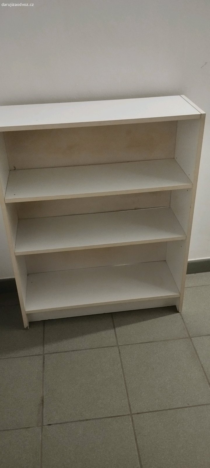 Policová skříňka, stolek a židle. Daruji za odvoz skříňku, stolek ( potřebuje trochu opravit) a dvě židle