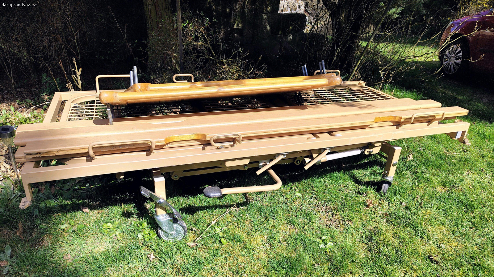 polohovací postel manuální. polohovací postel, manuální....hodně ťěžká....nebo do sběru jako železo