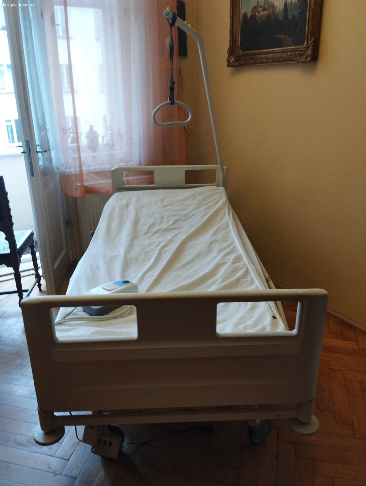 polohovací postel s hrazdičkou. ,rozměry 218x104 v nejširším místě. Matrace 85x200 omyvatelná. Přidáme antidekubitni matrací s kompresorem
