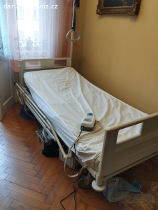 polohovací postel s hrazdičkou