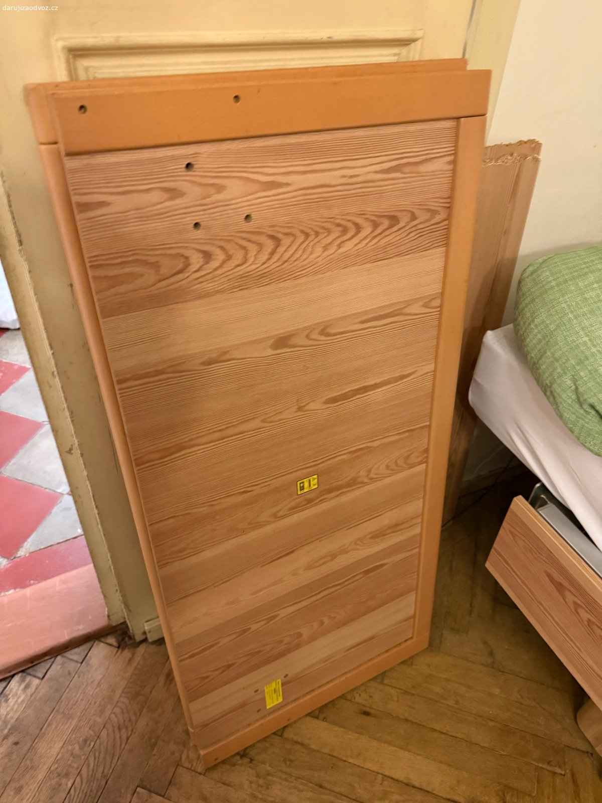 polohovací postel. Dobrý den, daruji za odvoz, polohovací postel značky Linet. Plně funkční, má pouze kosmetickou vadu což je zlomené jedno boční prkno, které ovšem zkušenější truhlář opraví nebo vyrobí (nemá vliv na funkci).
Postel je “dovybavena” prodlužovacími konstrukcemi původní délka 200 s nimi 230. pokud by je tam člověk neměl, lze našroubovat původní čela, ke kterým bohužel nemám šrouby. K posteli je i zvedací hrazda