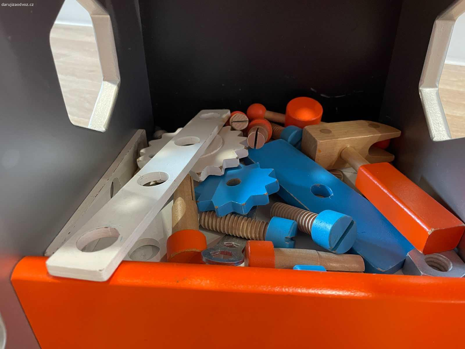 Ponk pro děti - hračka. Daruji za odvoz dřevěný ponk na kolečkách. Kolečka se dají sundat. K ponku jsou vruty, matice, hřebíky a kladivo (vše dřevěné) a další součástky (něco i kovového). Sada není kompletní a některé součástky jsou polámané nebo chybí (třeba svěrák). Ponk je obouchaný, také jsme ho podědili, ale stále se užije.

Osobní vyzvednutí na Praze 13 - Velká Ohrada. Je to celkem těžké, takže neposílám.