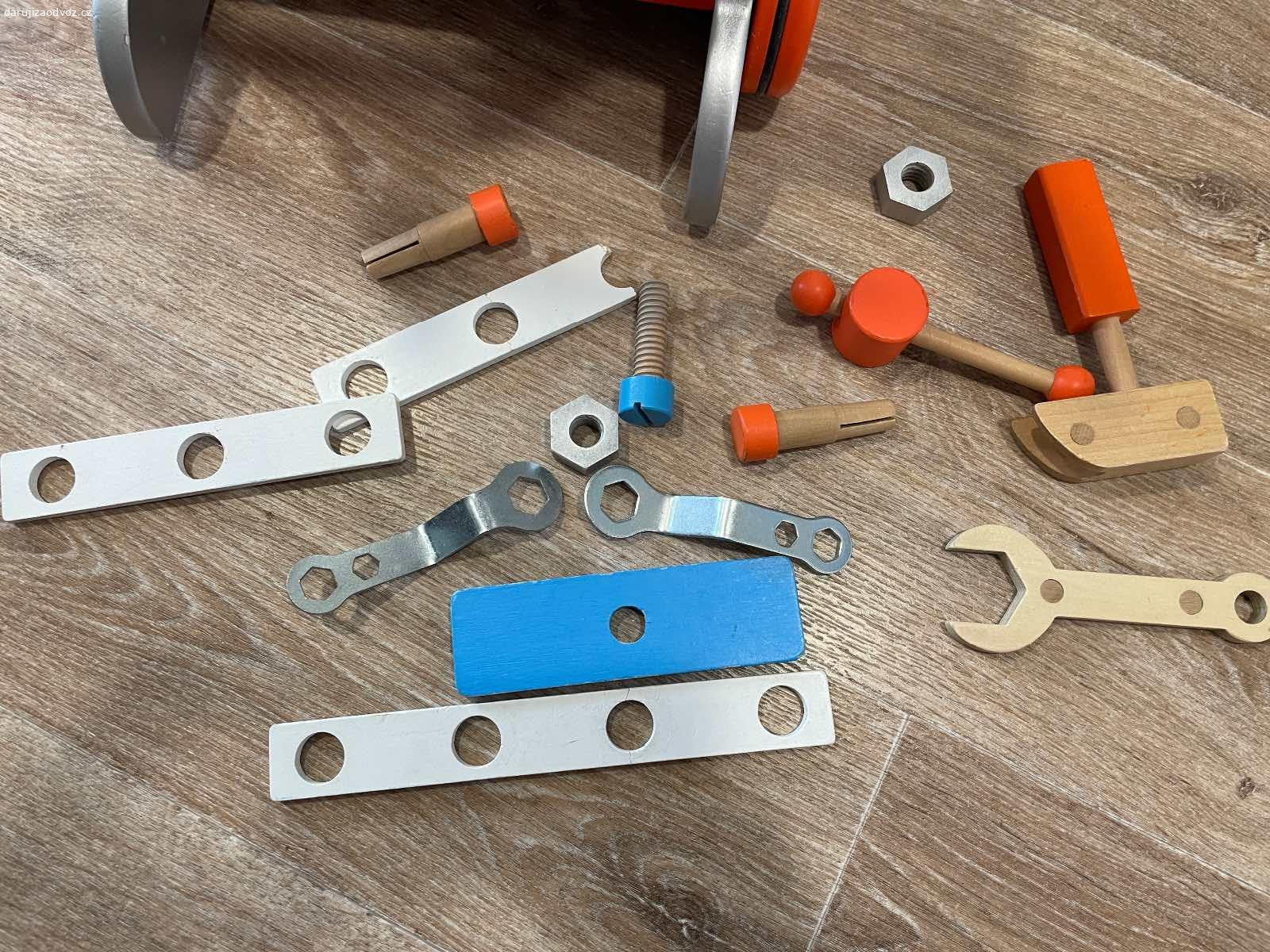 Ponk pro děti - hračka. Daruji za odvoz dřevěný ponk na kolečkách. Kolečka se dají sundat. K ponku jsou vruty, matice, hřebíky a kladivo (vše dřevěné) a další součástky (něco i kovového). Sada není kompletní a některé součástky jsou polámané nebo chybí (třeba svěrák). Ponk je obouchaný, také jsme ho podědili, ale stále se užije.

Osobní vyzvednutí na Praze 13 - Velká Ohrada. Je to celkem těžké, takže neposílám.