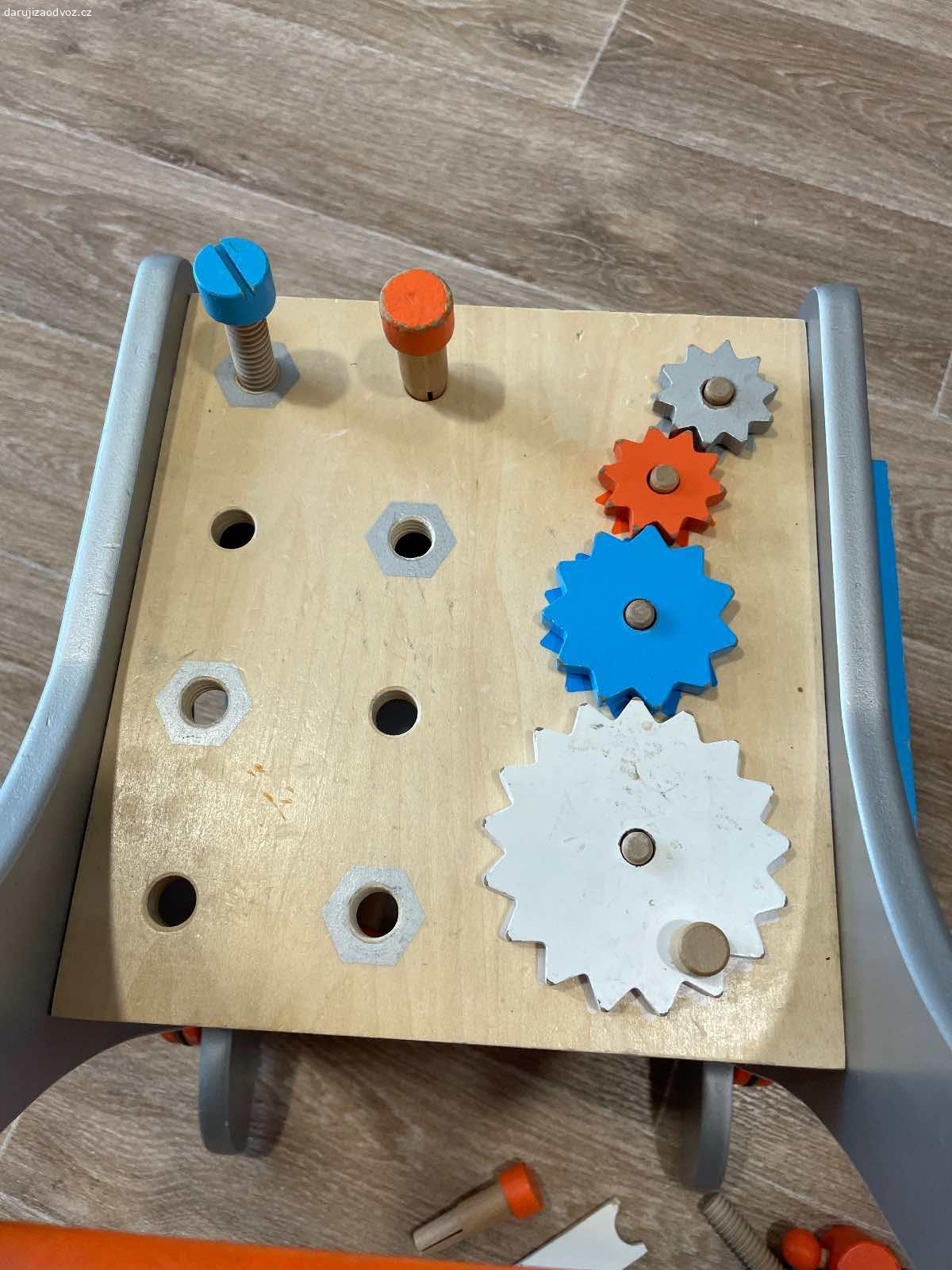 Ponk pro děti - hračka. Daruji za odvoz dřevěný ponk na kolečkách. Kolečka se dají sundat. K ponku jsou vruty, matice, hřebíky a kladivo (vše dřevěné) a další součástky (něco i kovového). Sada není kompletní a některé součástky jsou polámané nebo chybí (třeba svěrák). Ponk je obouchaný, také jsme ho podědili, ale stále se užije.

Osobní vyzvednutí na Praze 13 - Velká Ohrada. Je to celkem těžké, takže neposílám.