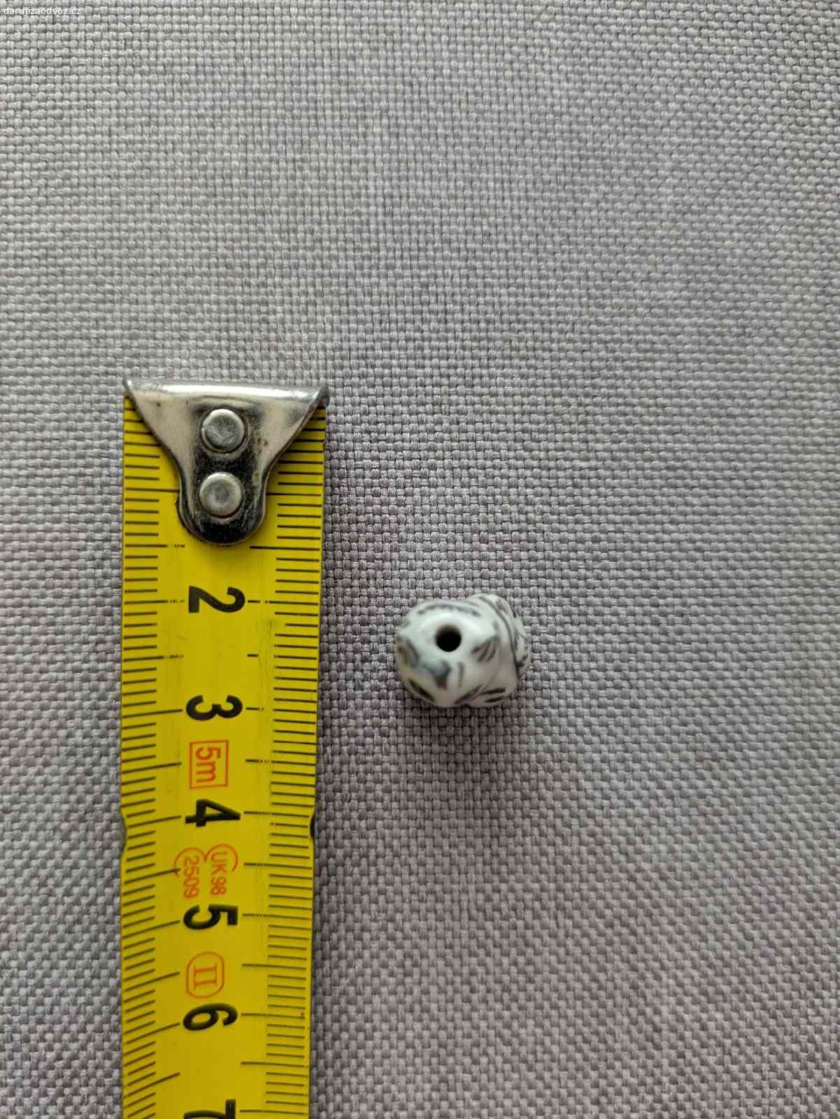 Porcelánový korálek - kočička, cca 1,5 cm. Daruji korálek ve tvaru kočičky.

Předání ideálně na metru B - Lužiny nebo na trase Lužiny - Křižíkova.

Pokud máte zájem, pište rovnou kdy můžete vyzvednout - bez tohoto údaje NEODPOVÍDÁM. Děkuji za pochopení.

Hořká čokoláda výměnou potěší, ale není podmínkou.