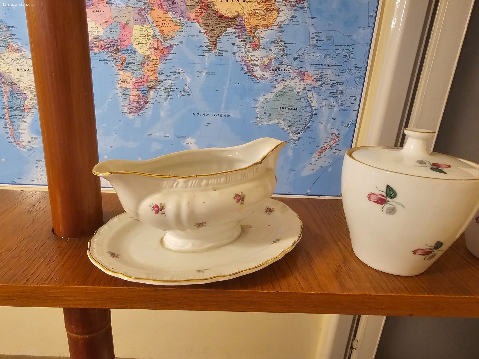 Porcelánový servis. Daruji velký porcelánový servis