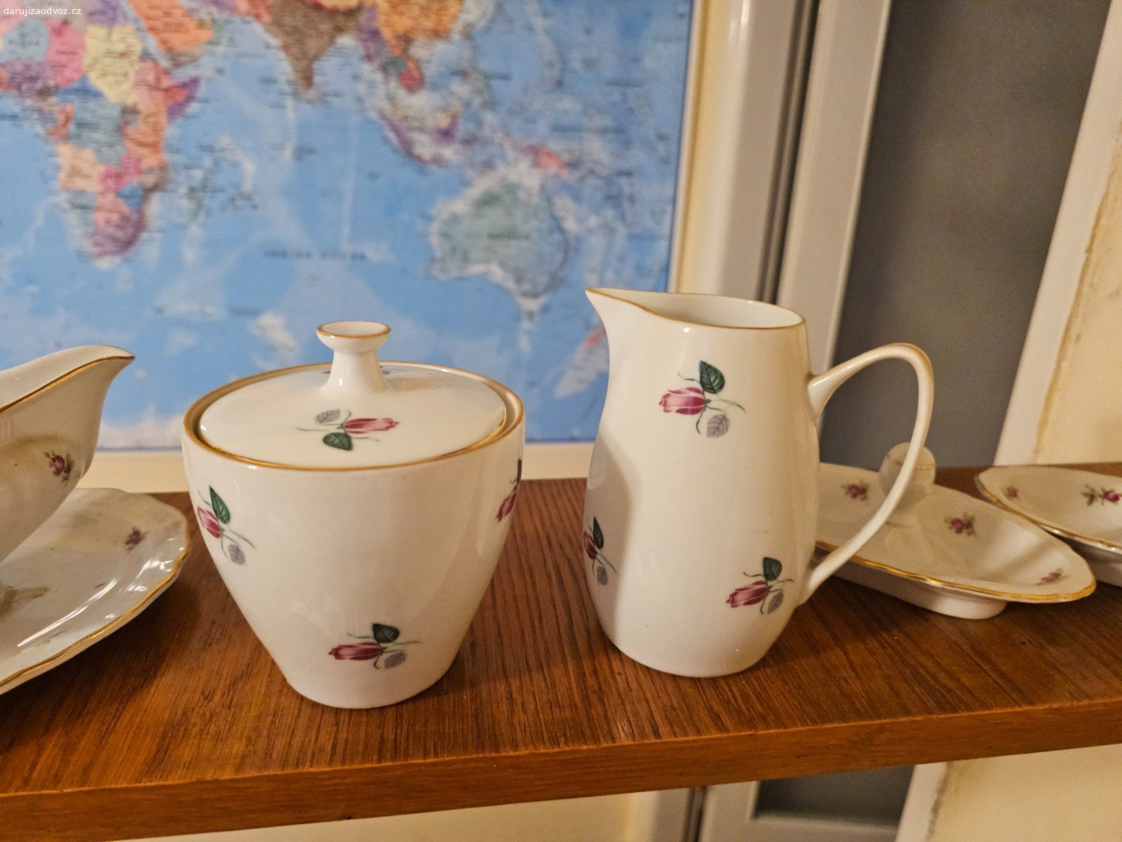 Porcelánový servis. Daruji velký porcelánový servis