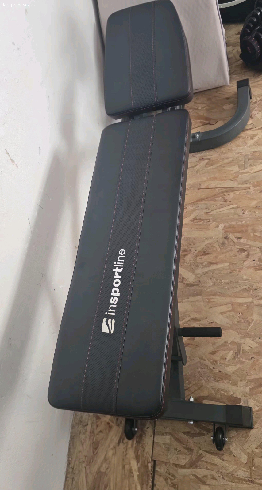 posilovací lavice inSPORTline. Daruji za odvoz posilovací lavici inSPORTline. Lavice je používaná, ale ještě poslouží. Dá se polohovat, má kolečka pro snadnější přesun. Na jedné straně je trochu křivá / vyosená opěrka zad. Odvoz vlastní - Frýdlant nad Ostravicí - Nová Dědina.