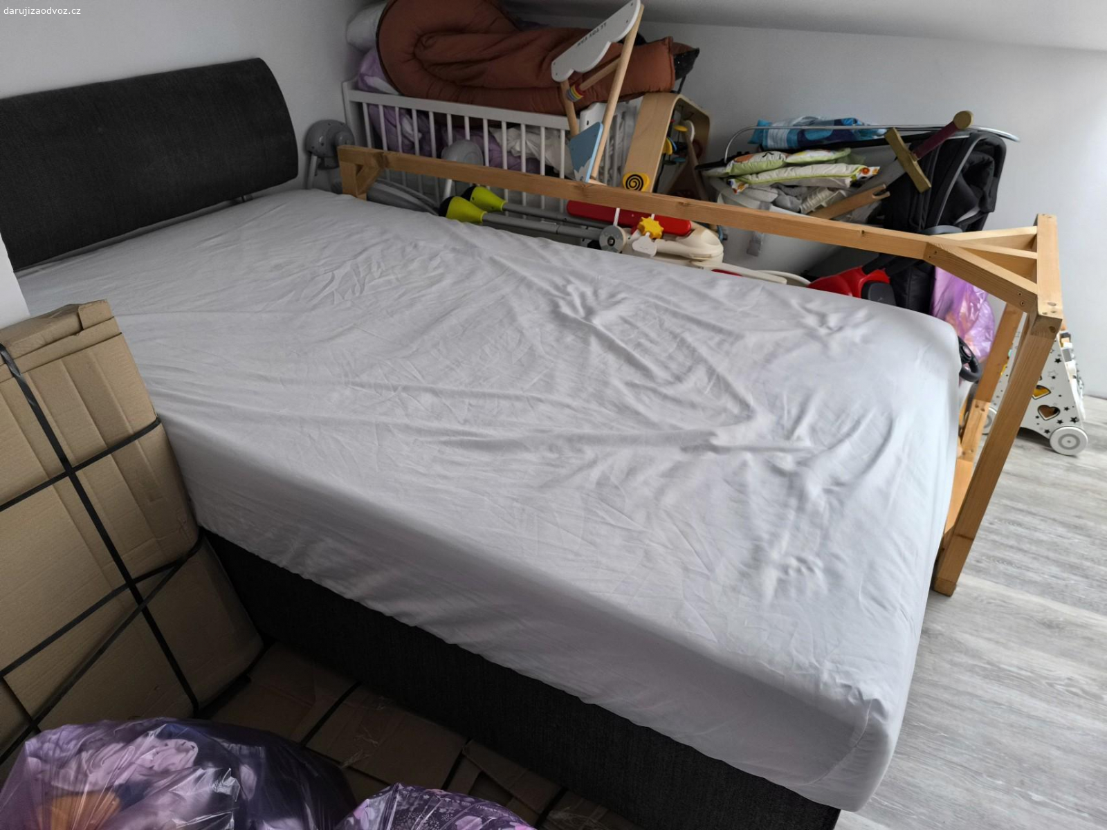 Postel 120. Zánovní postel, cca 130 cm šířky (celkem), 3.patro bez výtahu