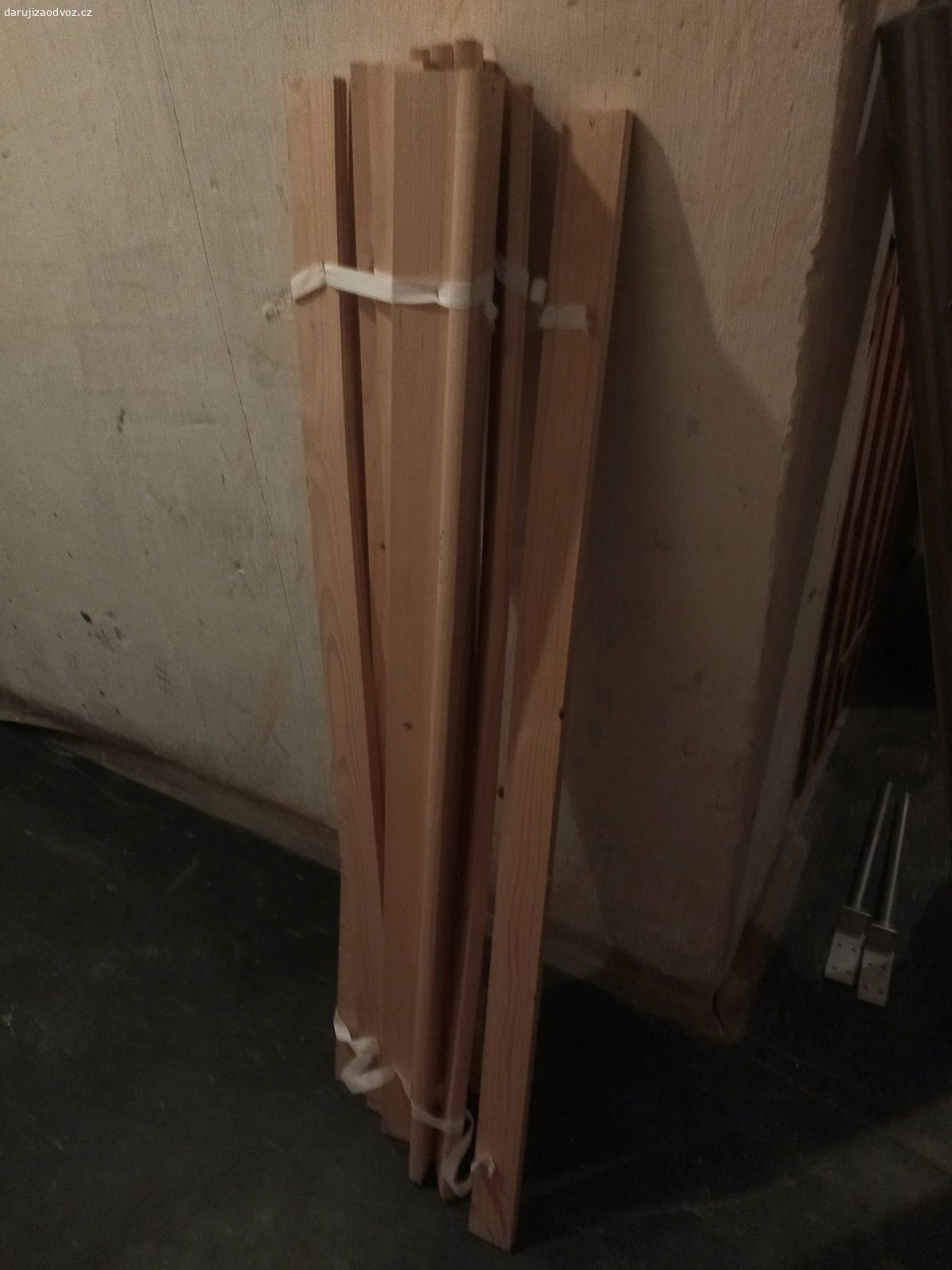 postel 120x200 i s roštem. rozmontována
