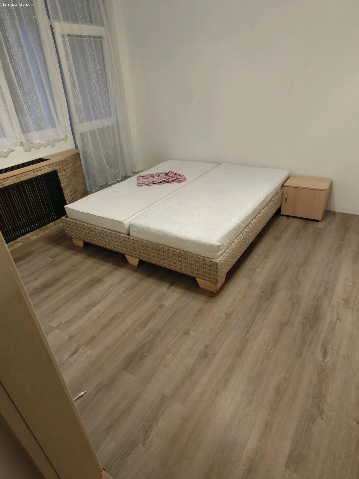 postel 180x200. daruji postel 180x200 cm, včetně matraci, bez čela, bez nočního stolku. spěchá