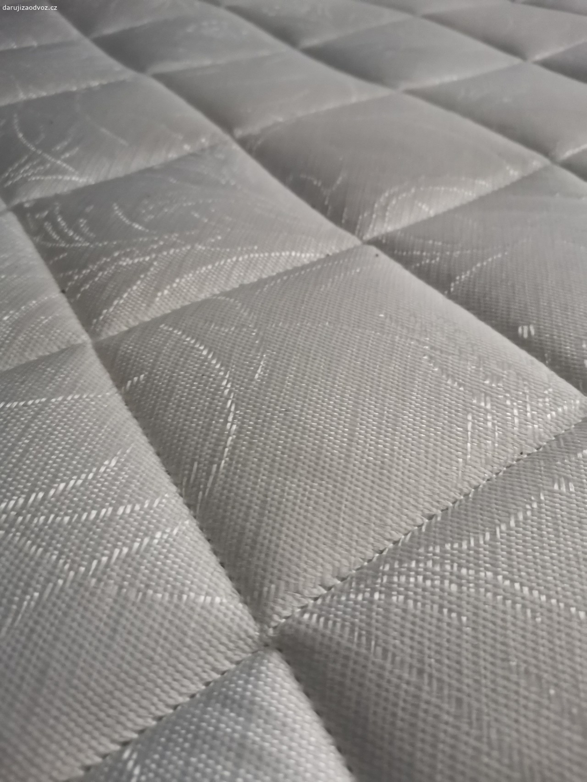 Postel 18te století. Daruji postel z 18teho století. Už jsme začali opravovat ale je ještě je třeba udělat pár věcí. Postel jinak funkční.