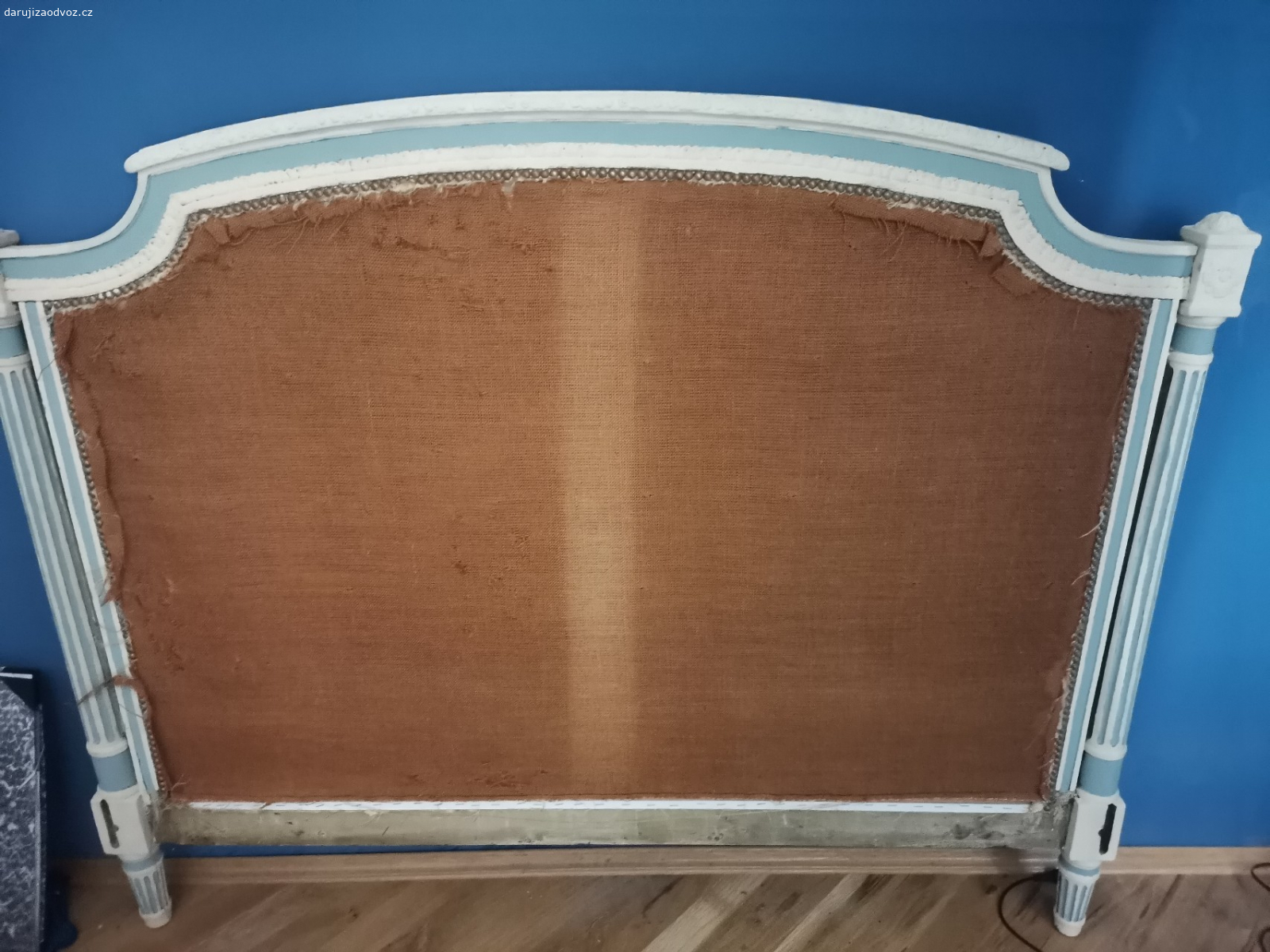 Postel 18te století. Daruji postel z 18teho století. Už jsme začali opravovat ale je ještě je třeba udělat pár věcí. Postel jinak funkční.
