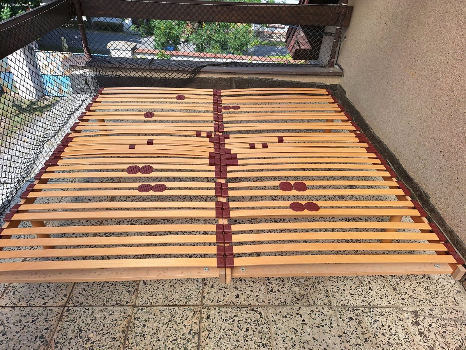 postel 2 x 2 m. daruji za odvoz
