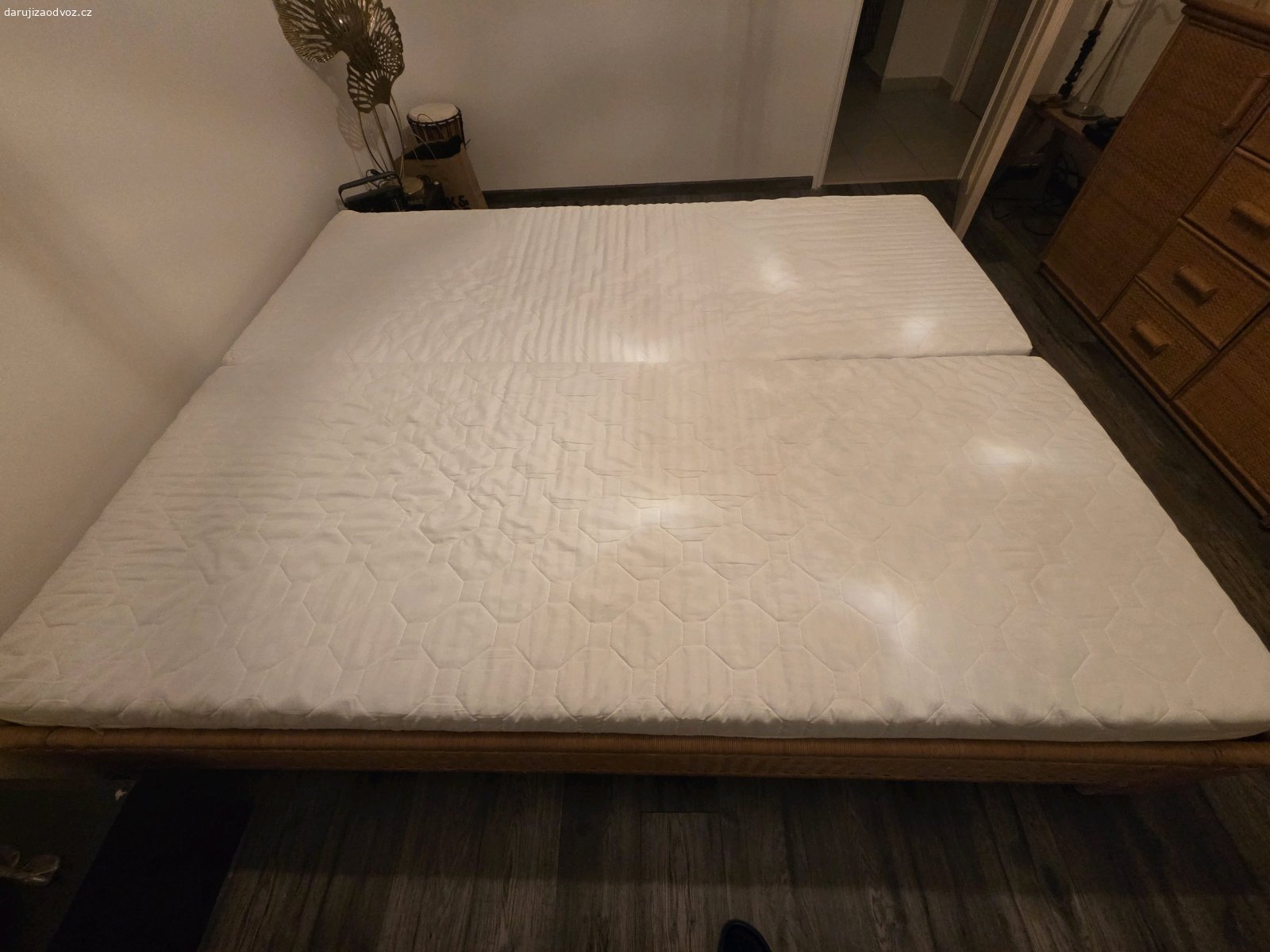 Postel 200x160. Daruji starší ratanovou postel i s matracemi (pouze jako komplet). Matrace jsou v dobrém stavu, postel je pevná, ale trochu rozvrzaná. Šikovné ruce si sťim snsd poradí...