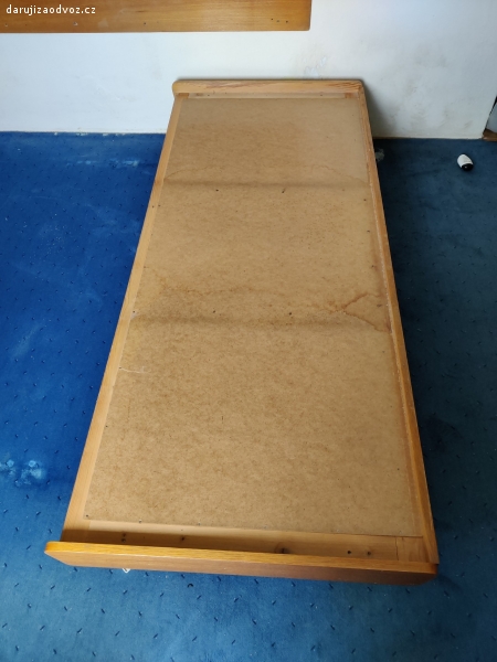 postel 200x80. nabízím dřevěnou postel např na chatu
je hodně stará, má kosmetické vady, ale je funkční