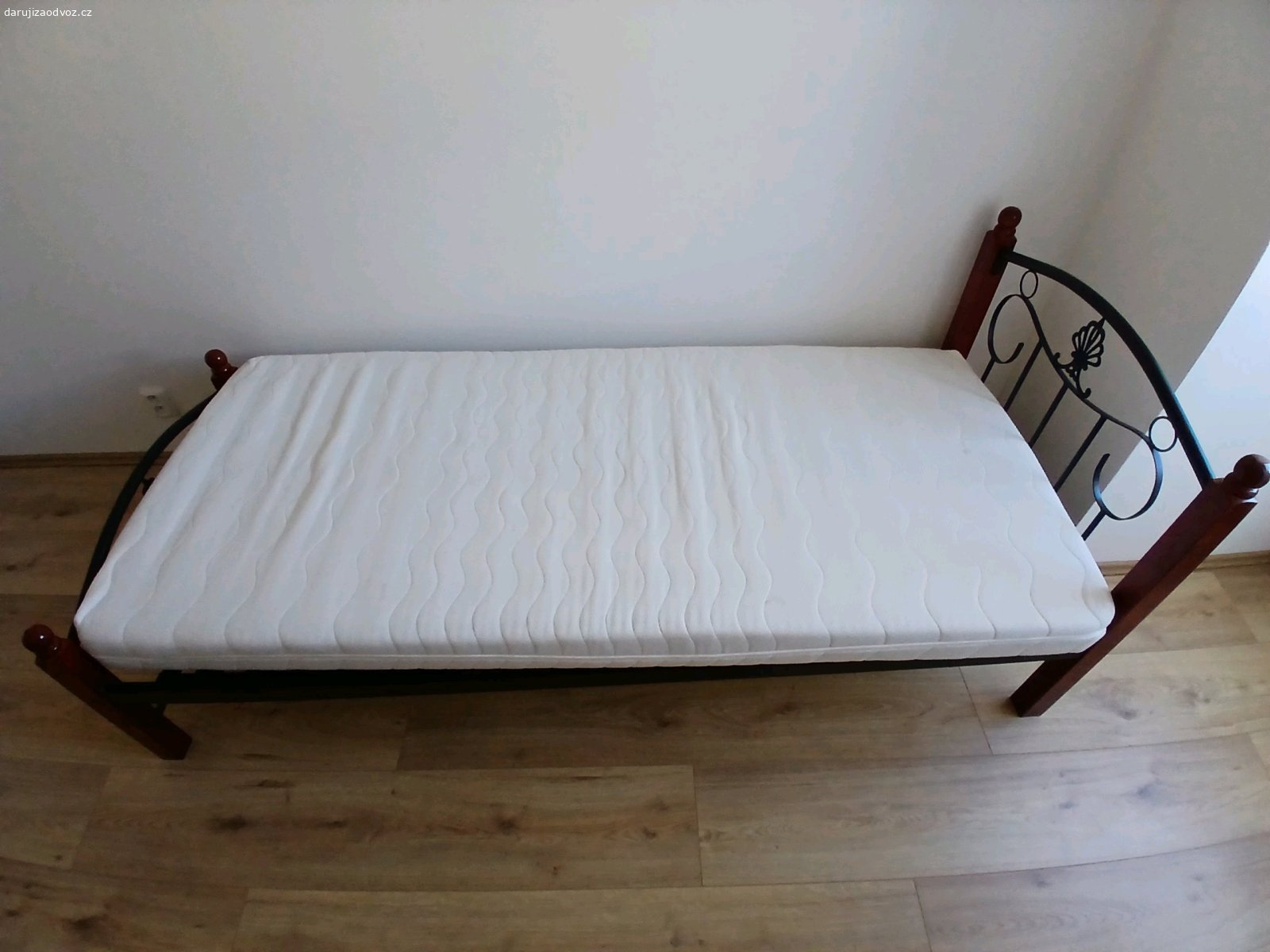 Postel 200x90 s matrací. Daruji za odvoz postel s matrací.
