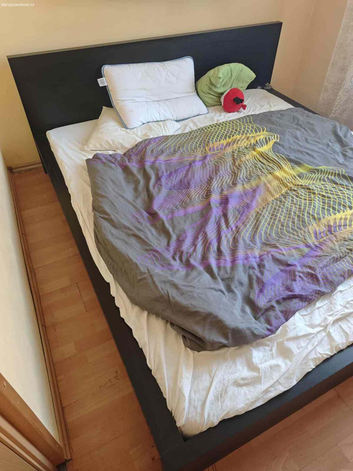 Postel 220x 180. Daruji za odvoz postel včetně matrací velikost 220x180
