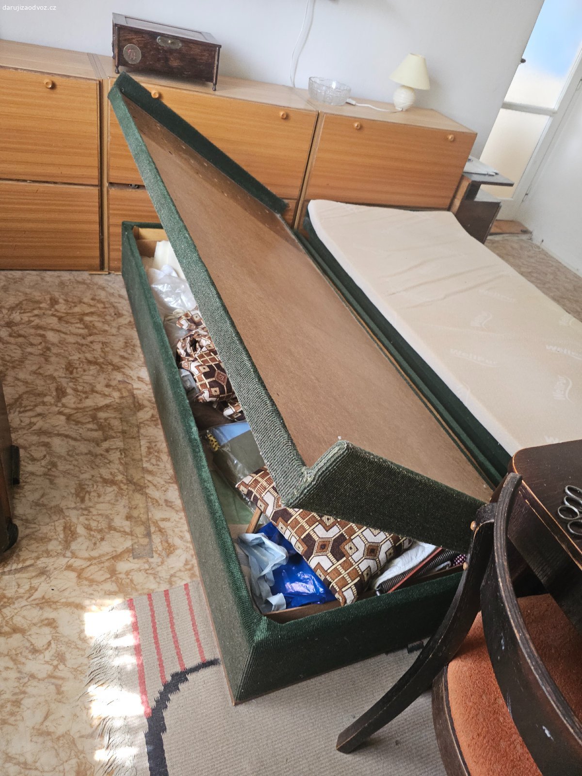 Postel 2ks. Daruji 2 postele 195x88 cm s úložným prostorem. Bez matrace.