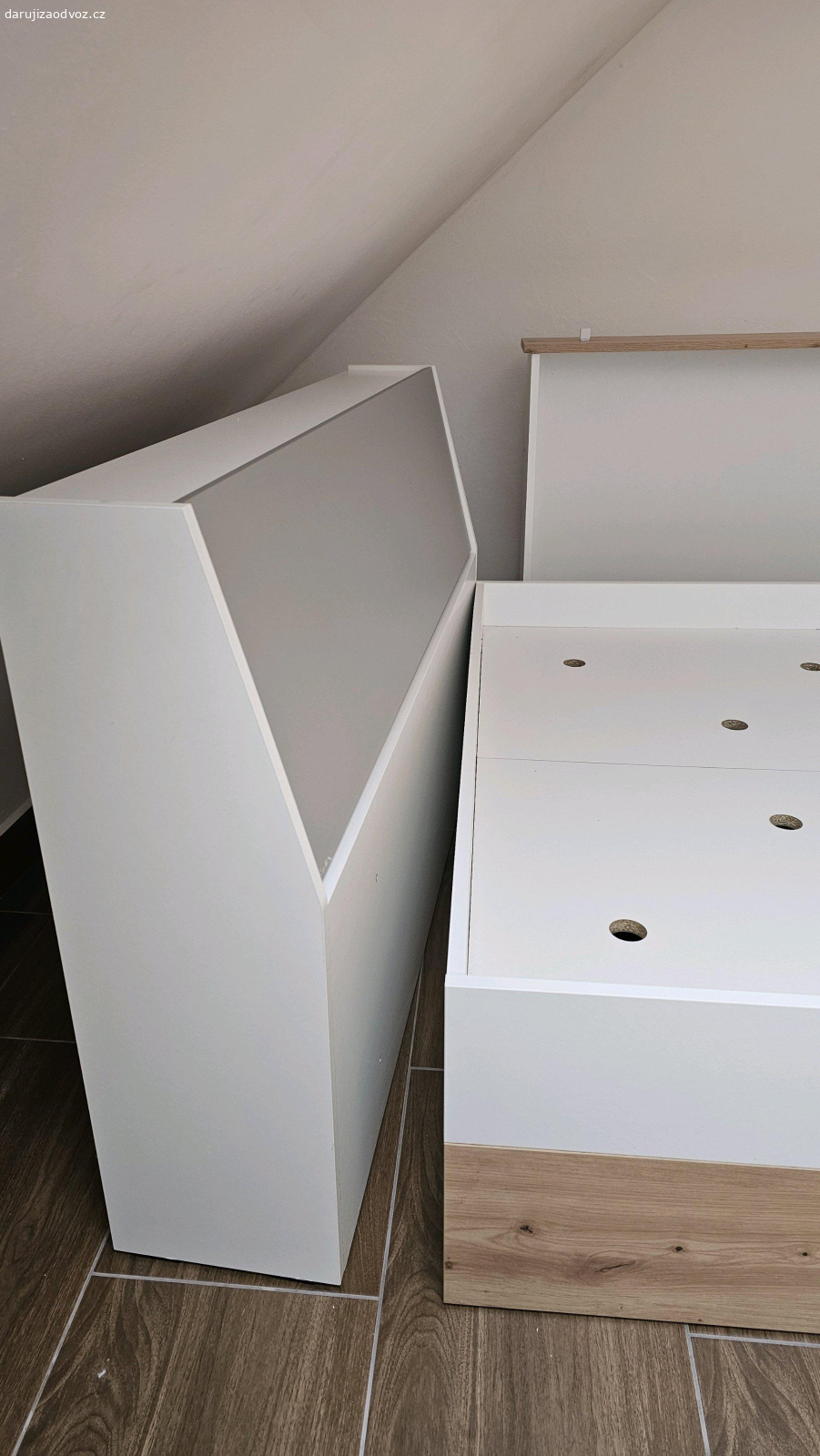 Postel 5měsíců stará. Postel:
rozměry matrace 120x200
možno použít i bez peřiňáku. Velký šuplík, který se dá zasunout pod postel.
Adresa vyzvednutí:
Mírové Náměstí 206, Netolice.
s odnosem pomůžu.

jsem tu dnes 26.4. až do večera a pak přes týden vždy po 18 hodině