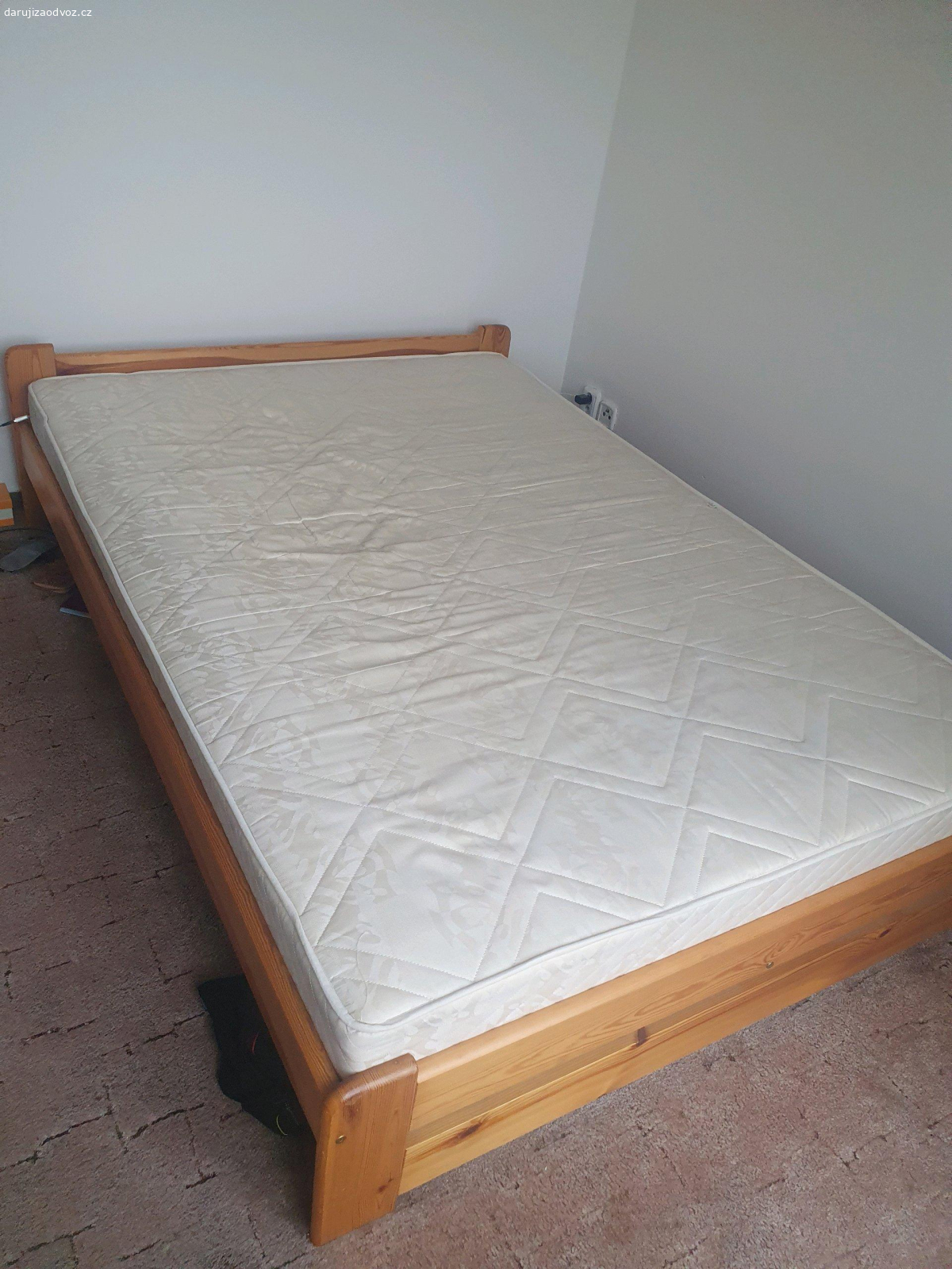 Postel a matrac 200 x 140. Daruji za odvoz posteľ a matrac. Obsahuje 2 rošty. Jedna lišta, ktorá drží rošt je nalomená, treba znovu prichytiť alebo niečím podoprieť.