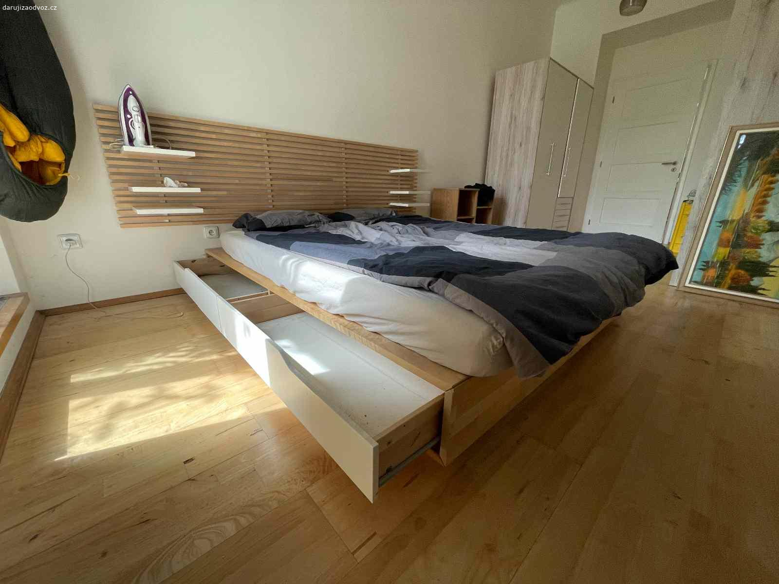 Postel dvojlůžková 160 cm šířka. Daruji postel + matraci (případně je k dispozici i ložní prádlo). Vše je ve výborném stavu, postel má i úložný prostor (šuplíky). K posteli patří i závěsné čelo s poličkami.