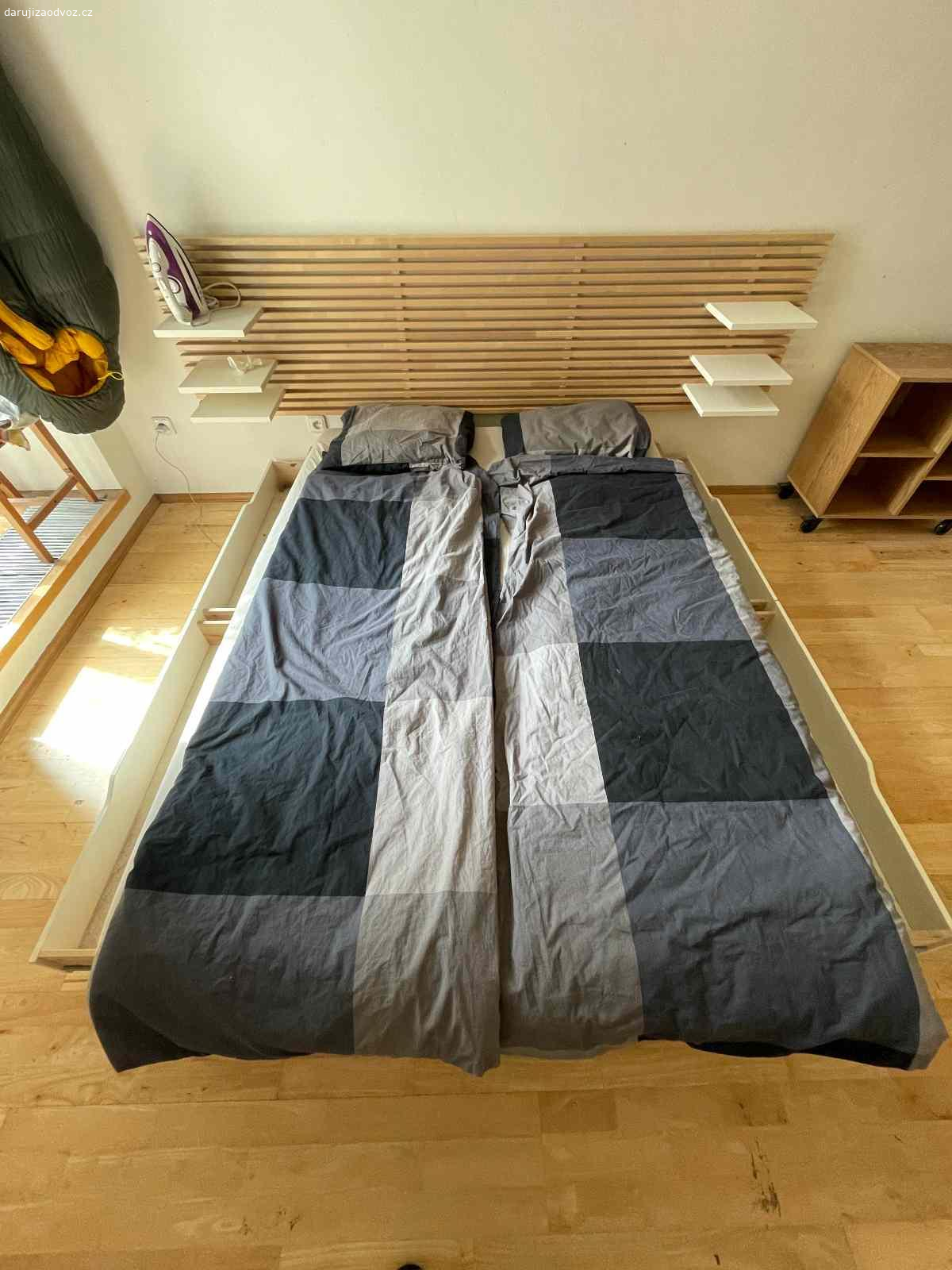 Postel dvojlůžková 160 cm šířka. Daruji postel + matraci (případně je k dispozici i ložní prádlo). Vše je ve výborném stavu, postel má i úložný prostor (šuplíky). K posteli patří i závěsné čelo s poličkami.