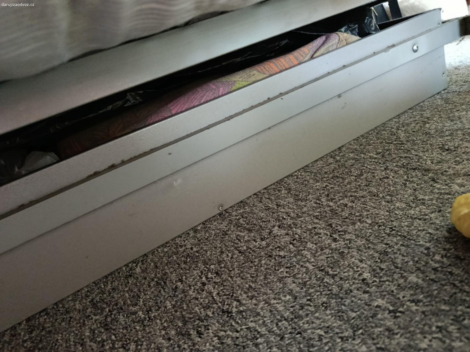 Postel , gauč. leta používaný gauč , spíše používaný jako postel .. Má ůschovný prostor, vejde se do něj dost věcí. K odvozu ihned :-)