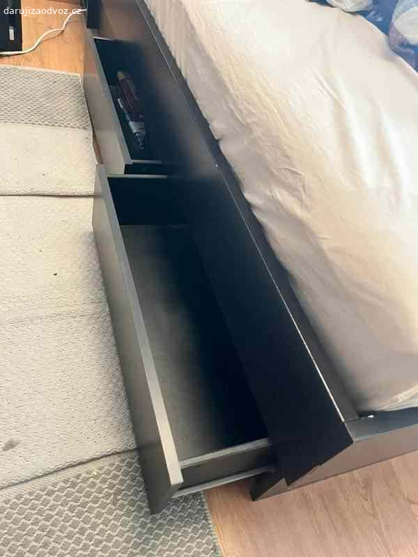 Postel IKEA Oppdal 180cm. Starší postel, ale pořád funkční, místy odřená (vidno z fotek), barva černohnědá, lamino vzhled dřeva, čelo má po stranách police, z každé strany postele jsou dva šuplíky, na matraci o rozměrech 180x200 cm, BEZ roštů, BEZ matrací
Za odvoz z Prahy - Řepy
