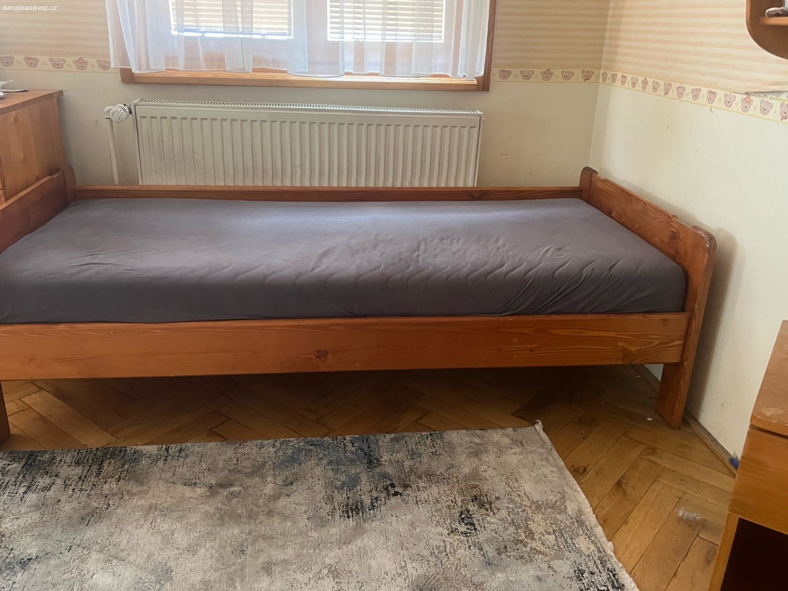 postel + noční stolek. Daruji za odvoz postel 170 x 80 cm (vcetne atypicke bambusove matrace)