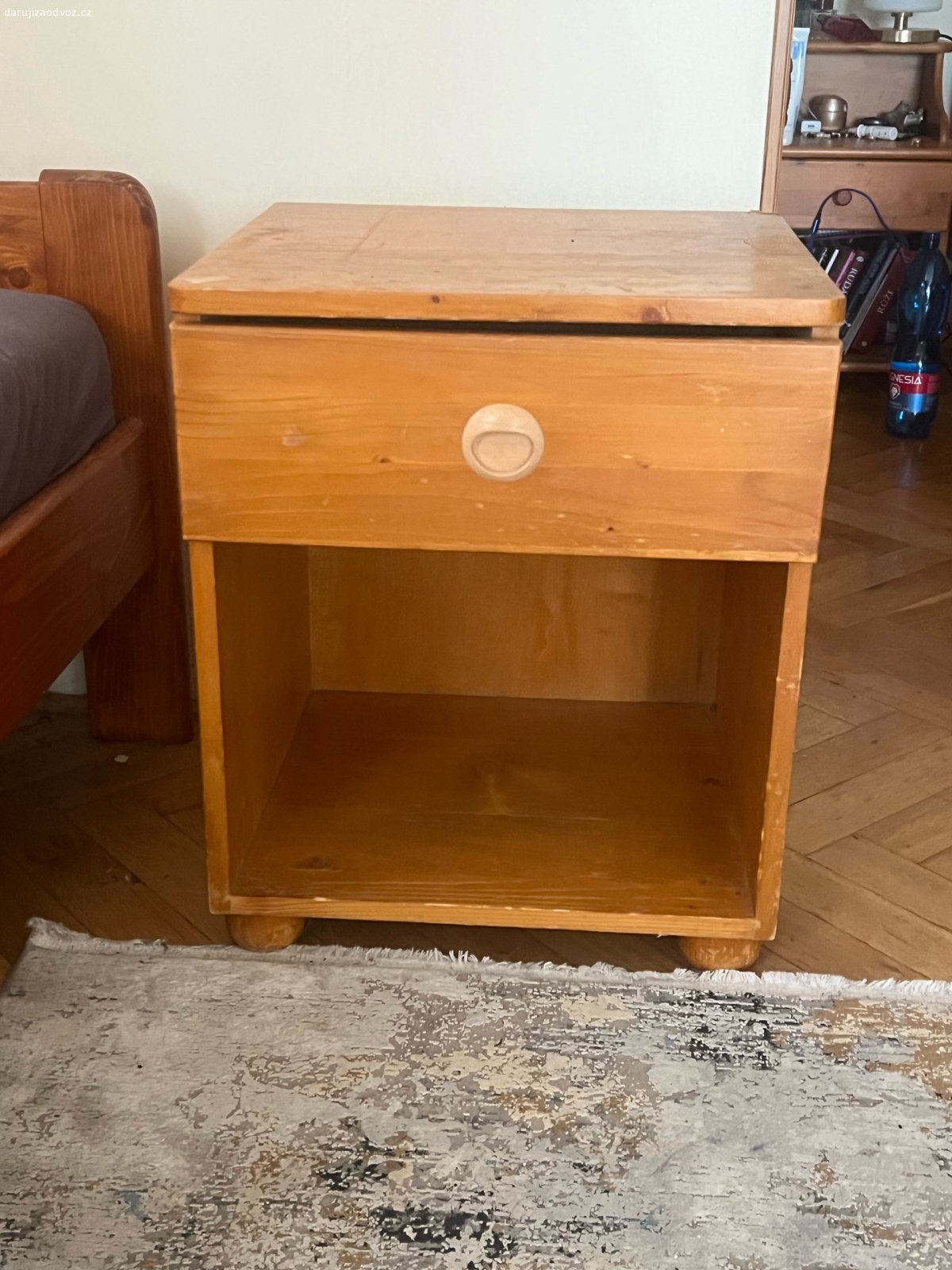 postel + noční stolek. Daruji za odvoz postel 170 x 80 cm (vcetne atypicke bambusove matrace)