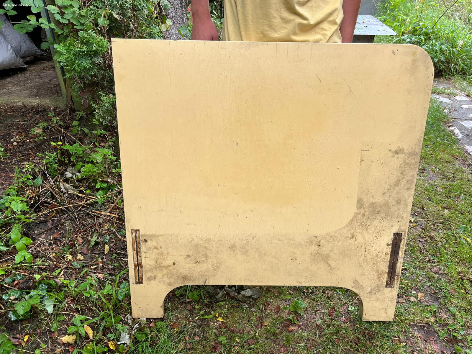 Postel po sudetských Němcích. daruji postel po sudetských Němcích.
Nejsou k ní všechny dílce, ale myslím, že jde jednoduše dodělat... šikovný kutil si ji i repasuje (odstraní třeba starou bílou barvu).
Odvoz co nejdříve. prosím nepsat, ale volat