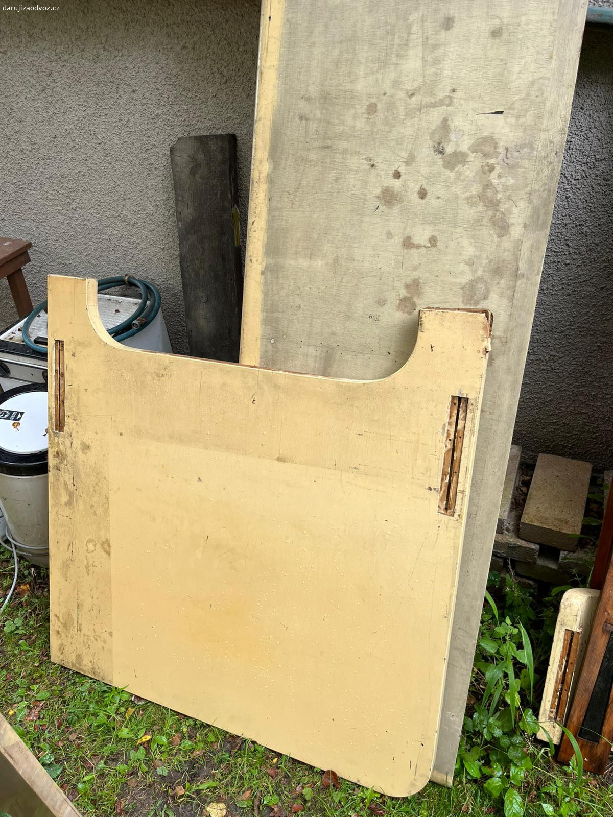 Postel po sudetských Němcích. daruji postel po sudetských Němcích.
Nejsou k ní všechny dílce, ale myslím, že jde jednoduše dodělat... šikovný kutil si ji i repasuje (odstraní třeba starou bílou barvu).
Odvoz co nejdříve. prosím nepsat, ale volat