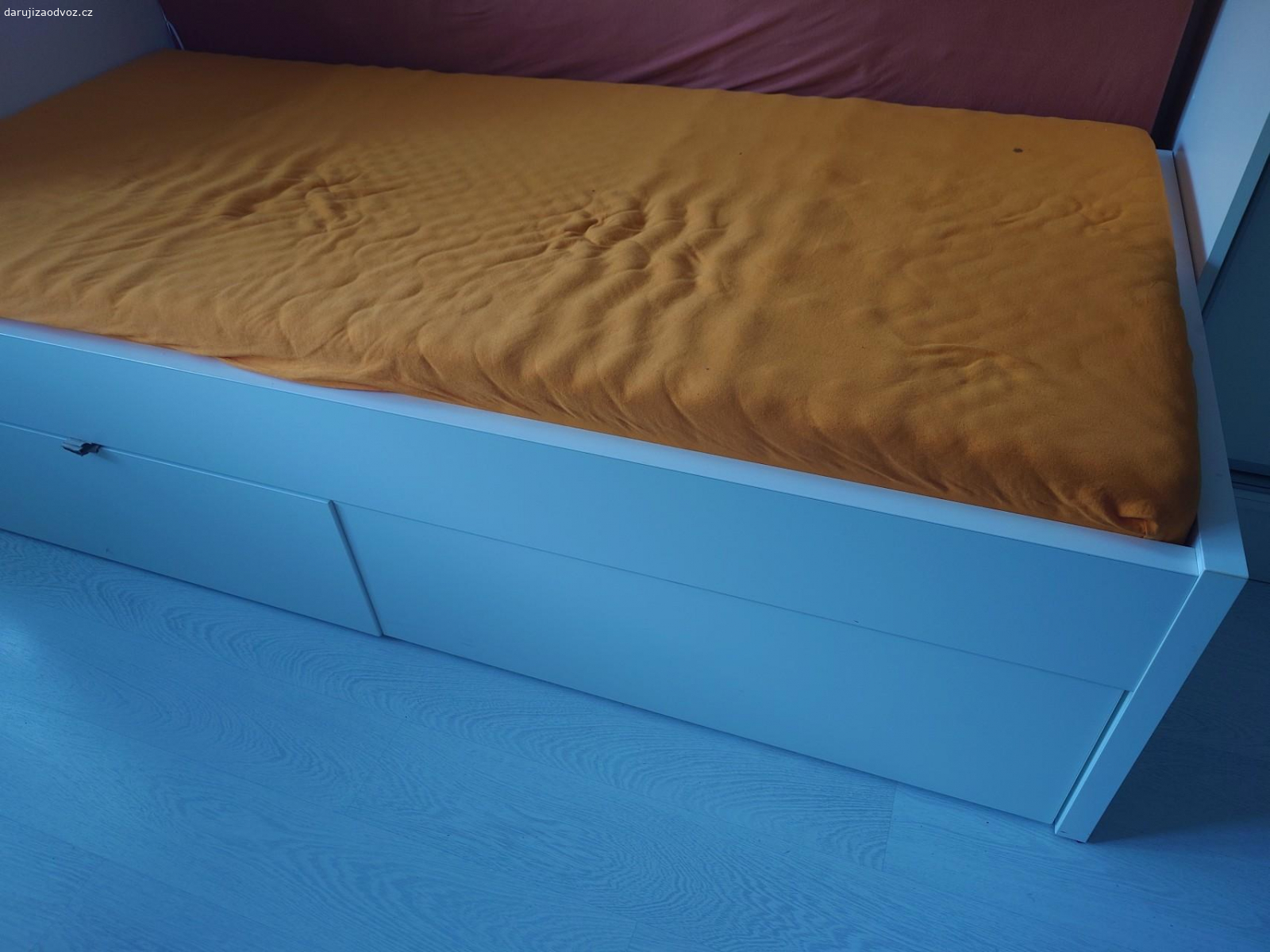 Postel s matrací +1. Postel bílá s matrací, čelem a dvěma úložnými boxy. Rozměr 200*98*50, matrace 2ks, šíře 90.