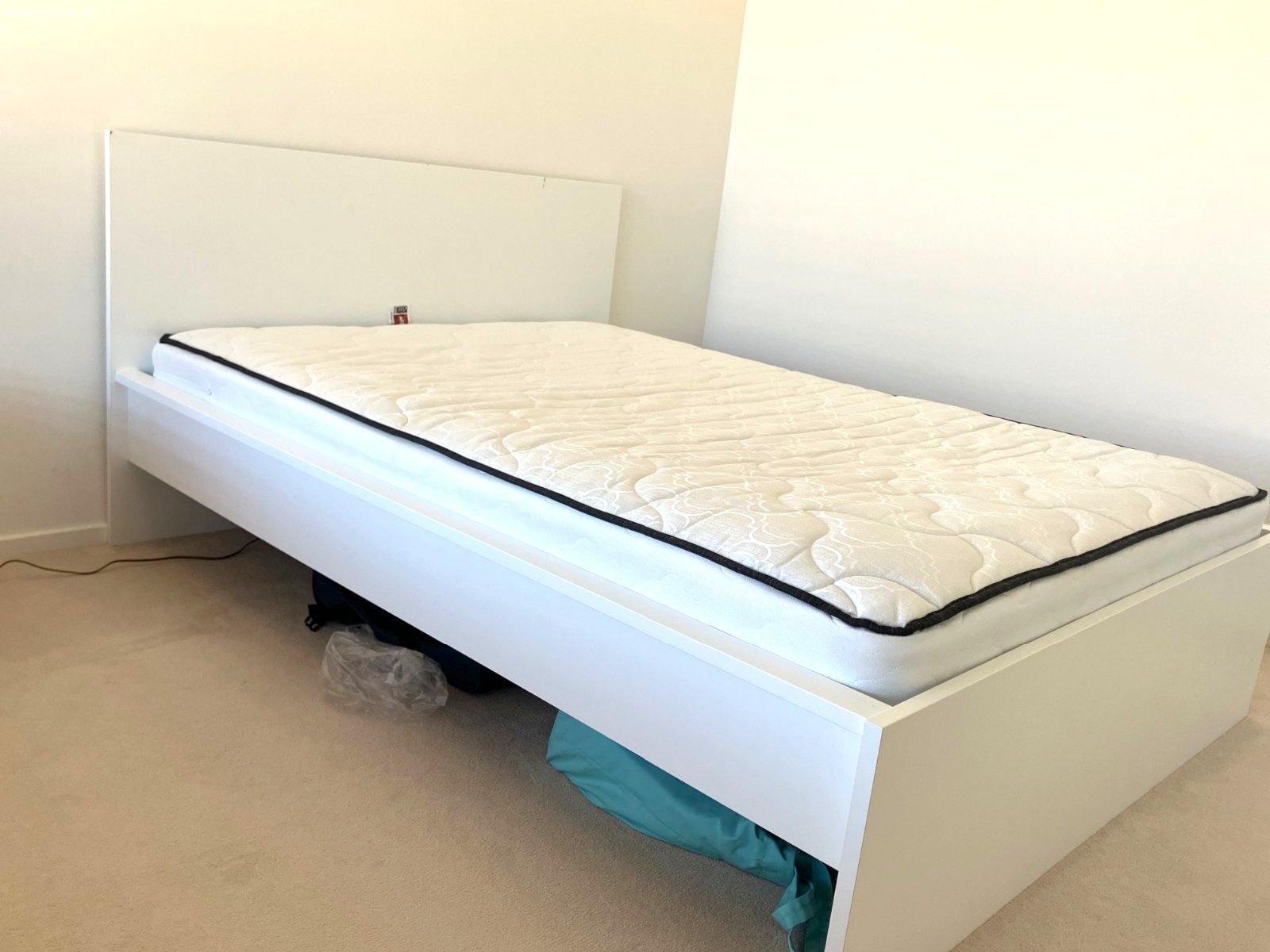 Postel s matrací (taštičkové pružiny) 135x190. Daruji za odvoz dvojlůžko s roštem a matrací. 

Matrace je velikost 135x190 cm z taštičkových pružin. Rozměr je nestandardní, protože je i s postelí dovezená z Velké Británie. Matrace je velmi kvalitní a nepoškozená (kromě pár fleků z běžného používání, které však pravděpodobně půjdou umýt). Původní cena matrace je 3000 liber (cca 85 tisíc Kč). 

Postel je z IKEA a nese známky opotřebení, na několika místech je poškrábaná. Je možné ji rozmontovat. Rošt je rozdělený na dvě části. 

Nutný vlastní odvoz, matrace je velmi těžká. S přenosem do auta může pomoct manžel.