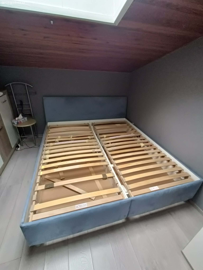 Postel s polohovacím roštem