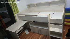 Postel s psacím stolem