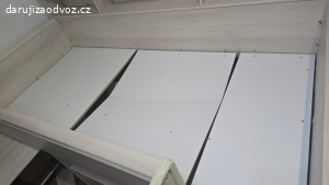 Postel s psacím stolem