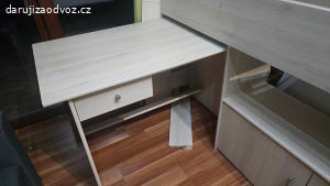 Postel s psacím stolem